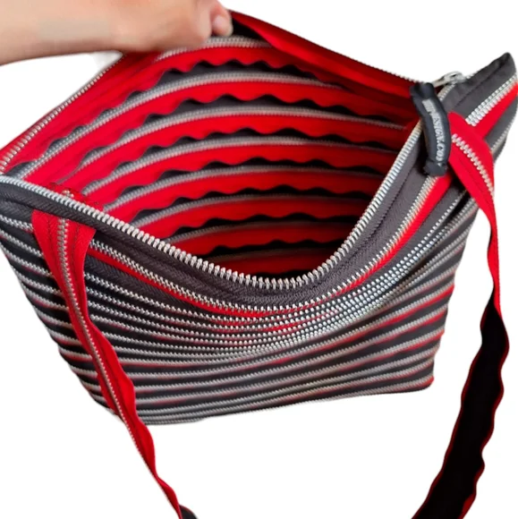 Handbad made of black and Red zipper. - Picture 3 of 5